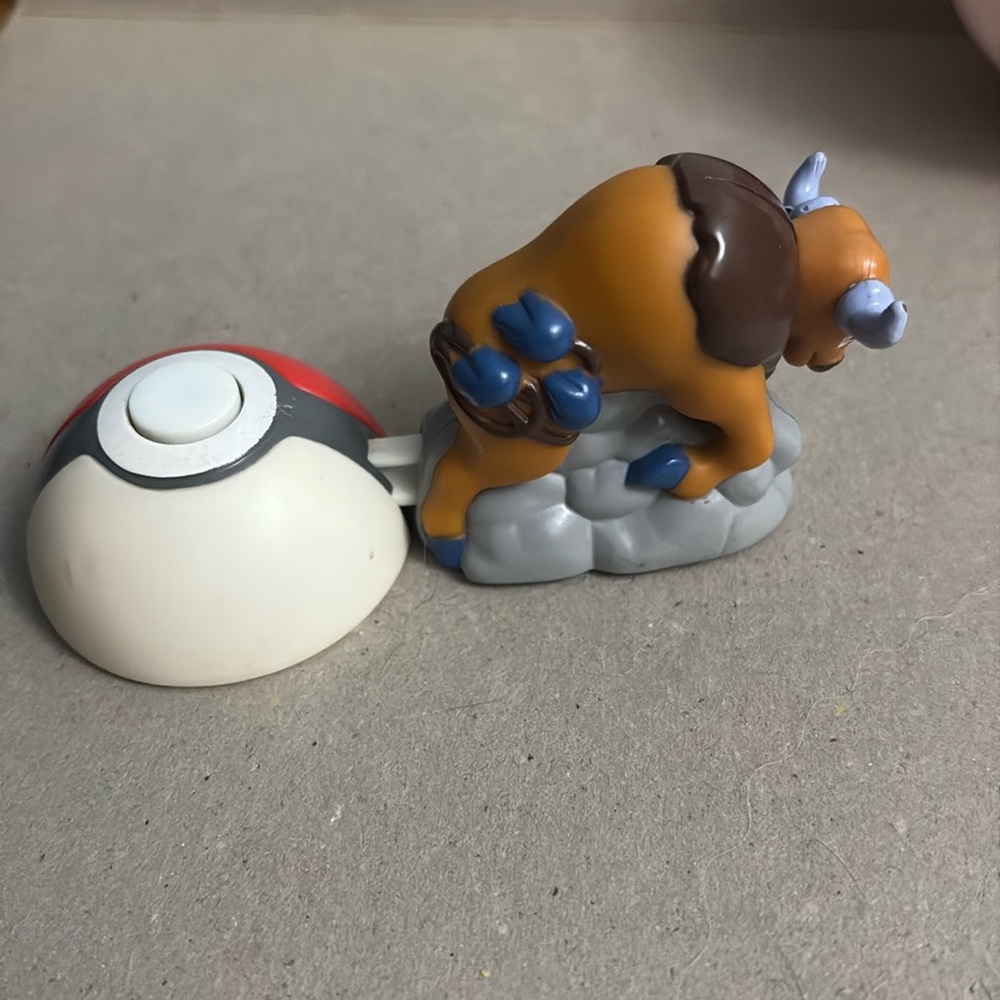 1999 Burger King Pokemon #128 Tauros with Pokeball - Picture 6 of 13